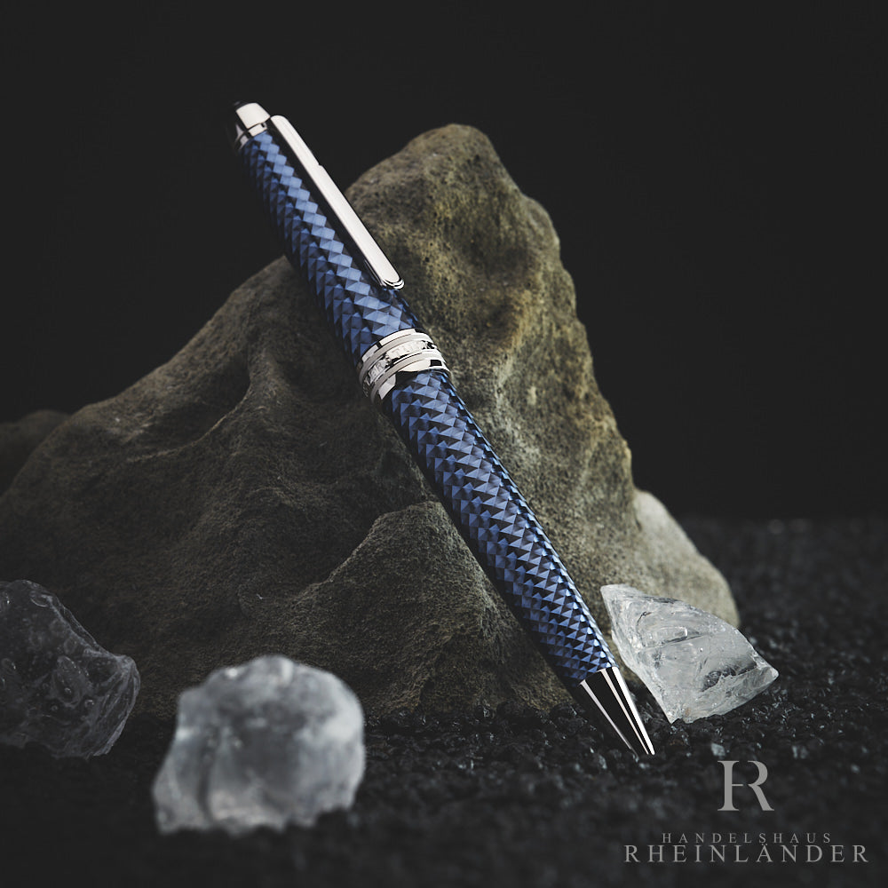 Kugelschreiber von Montblanc in blauem geografischem Muster lehnt an einem Stein