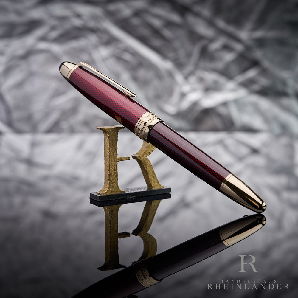 roter Montblanc Solitaire Golden Hour Füllfederhalter angelehnt an das Handelshaus Rheinländer Logo vor grauem Hintergrund