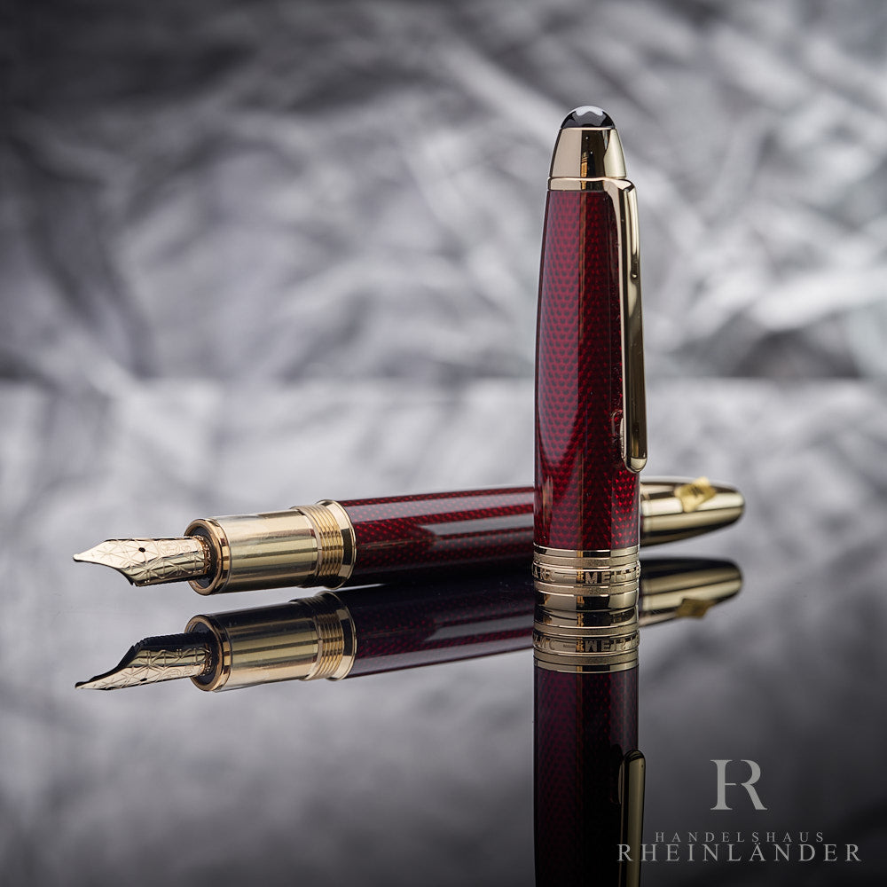 offener roter Golden Hour Füllfederhalter von Montblanc mit goldenen Beschlägen und stehender Kappe