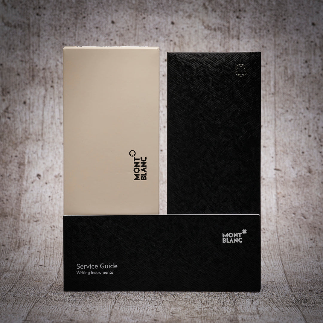 Original Montblanc Meisterstück-Verpackung stehend mit Service Guide vor grauem Hintergrund