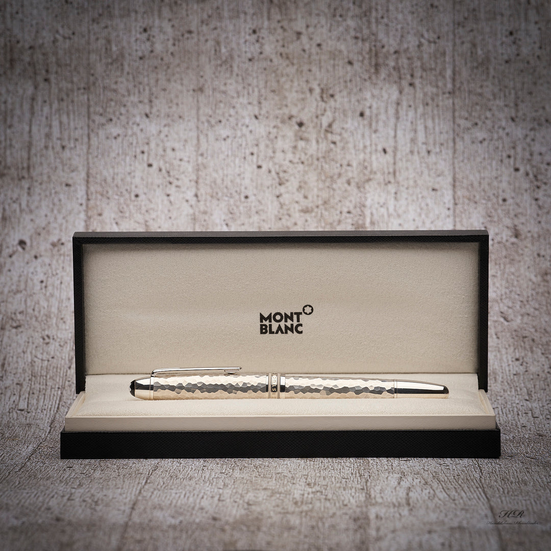 silberner Montblanc Stift mit Hammerschlag Oberfläche in offener Originalverpackung vor grauem Hintergrund