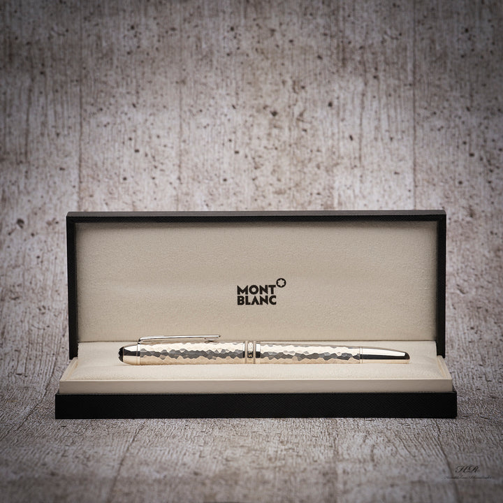 silberner Montblanc Stift mit Hammerschlag Oberfläche in offener Originalverpackung vor grauem Hintergrund
