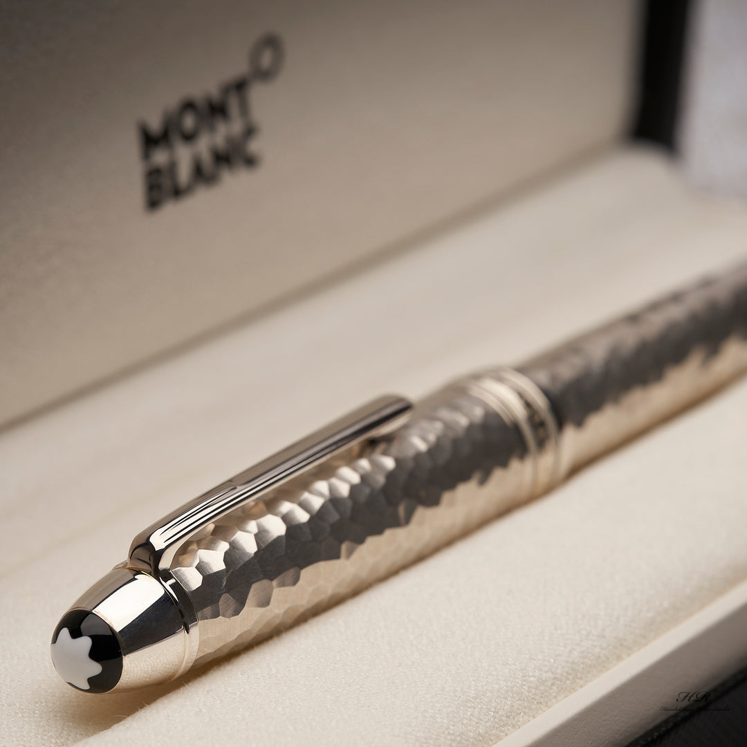 Kappenkopf mit Montblanc Emblem am Solitaire Martele LeGrand Füllfederhalter in der Originalverpackung liegend