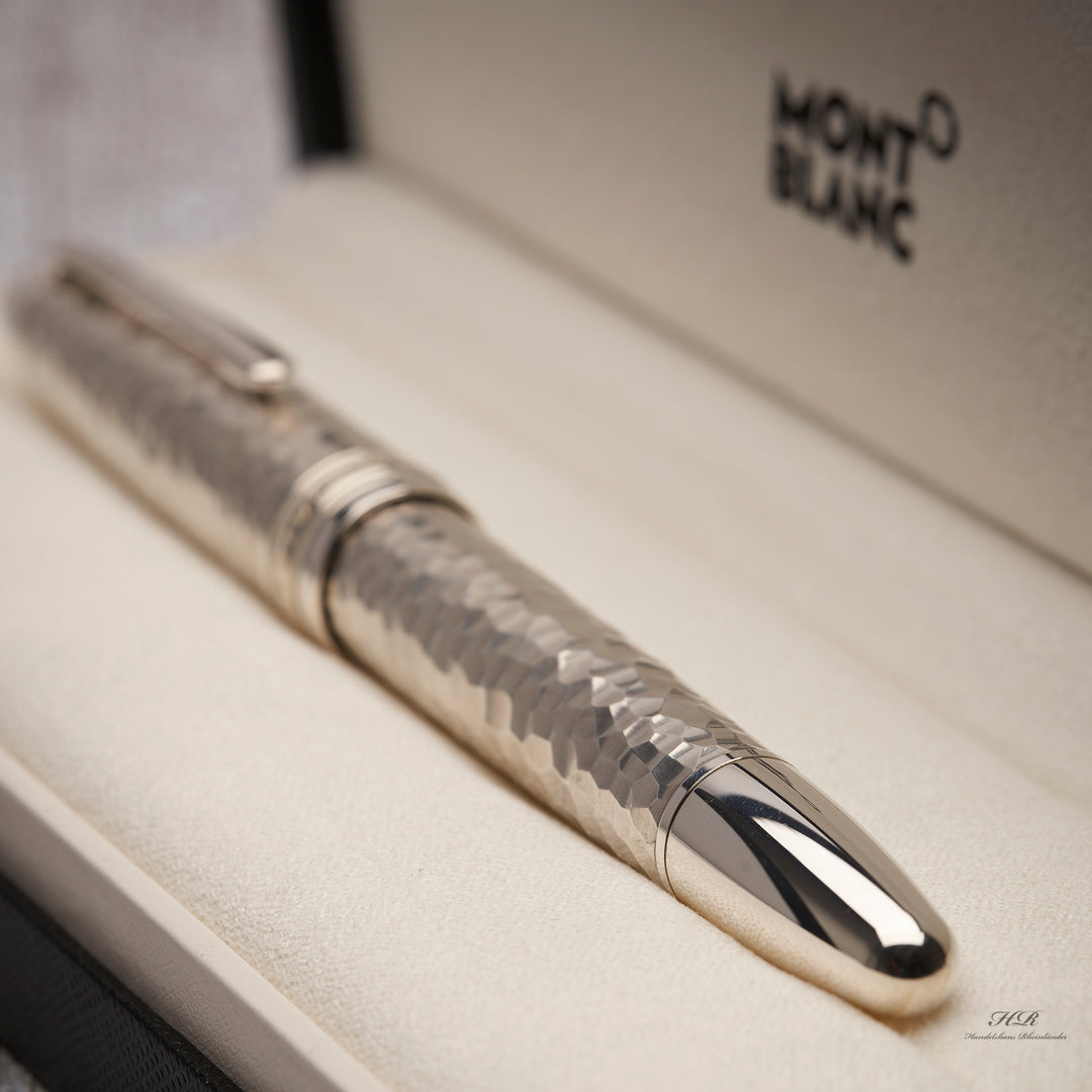silberner Konus mit Hammerschlaf-Finish des Montblanc Martele LeGrand Füllfederhalters in der Originalverpackung liegend