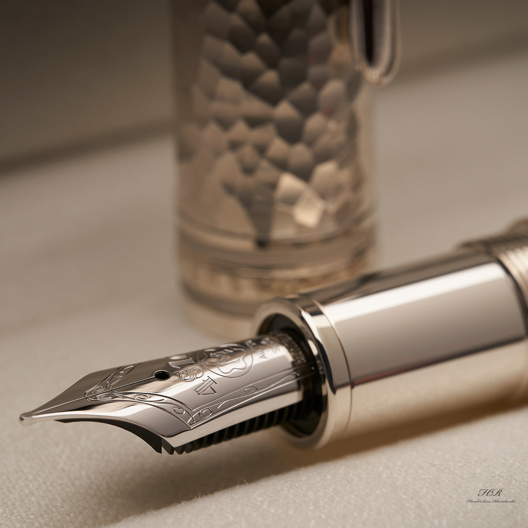 Detailaufnahme der weißgoldenen Schreibfeder des Montblanc Martele Füllfederhalters mit feinen Gravuren