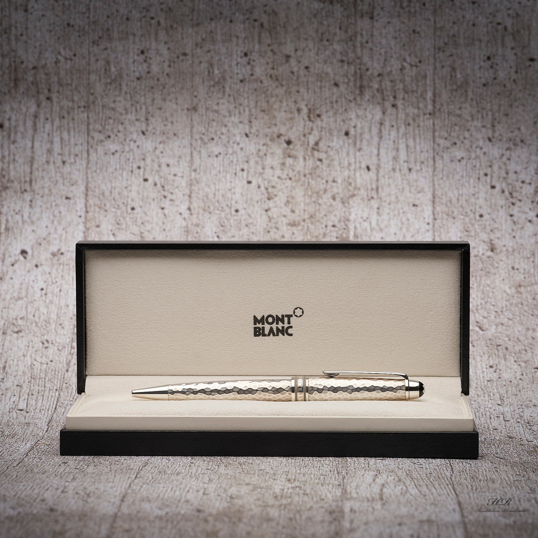 Montblanc Solitaire Martelé Kugelschreiber liegend in offener Meisterstück Verpackung