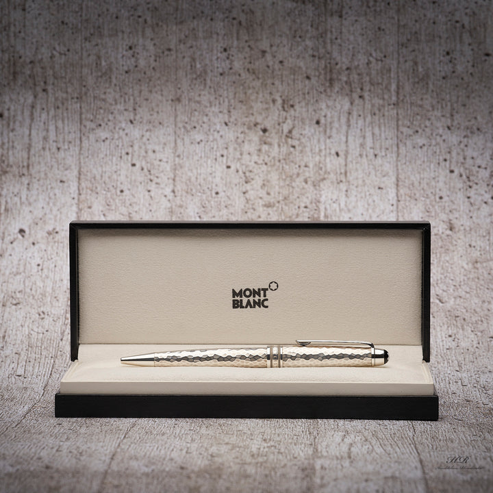 Montblanc Solitaire Martelé Kugelschreiber liegend in offener Meisterstück Verpackung