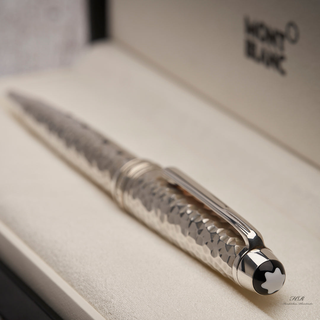 Kappenkopf de Montblanc Solitaire Martelé Kugelschreibers mit dem Logo voran liegend