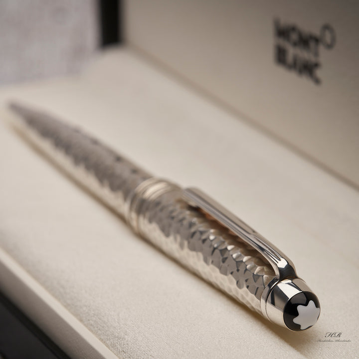 Kappenkopf de Montblanc Solitaire Martelé Kugelschreibers mit dem Logo voran liegend