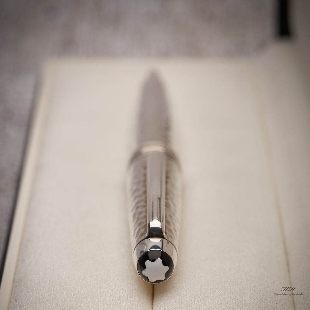 Montblanc Logo und Clip des Solitaire Martelé Kugelschreibers liebend in der Originalverpackung