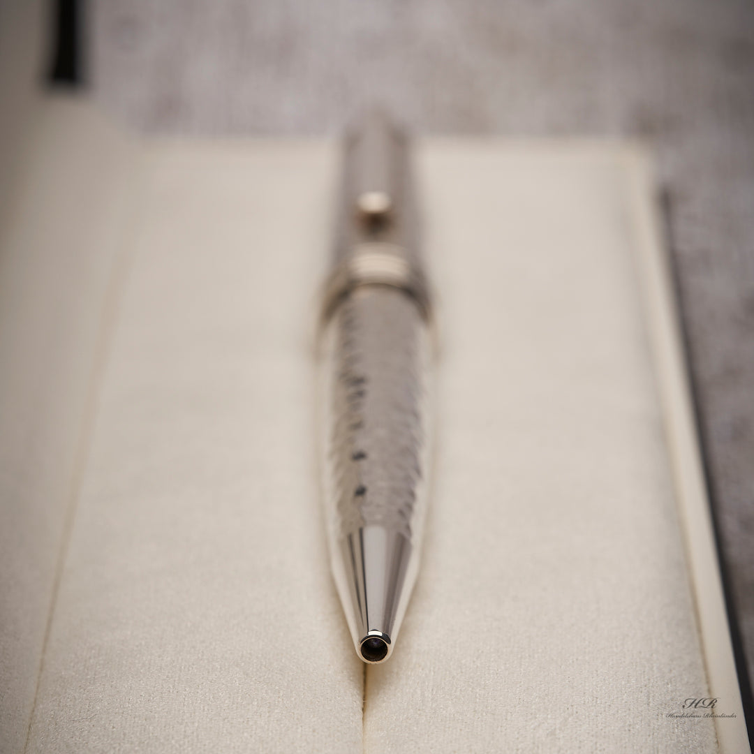 Schreibspitze des Montblanc Solitaire Martelé Kugelschreibers liegend in der Originalverpackung