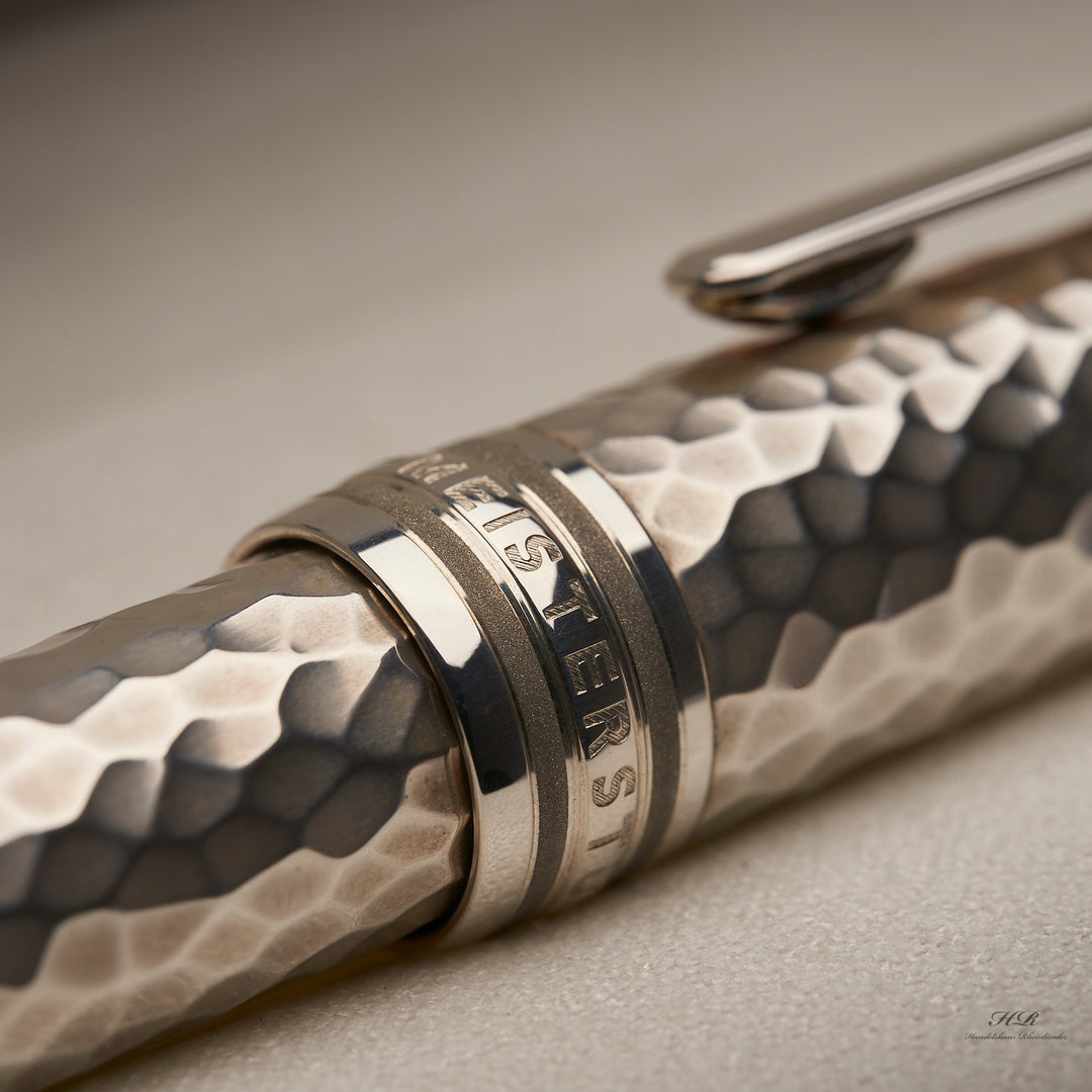 Detailaufnahme des Kappenrings mit Montblanc Schriftzug des Solitaire Martelé Kugelschreibers