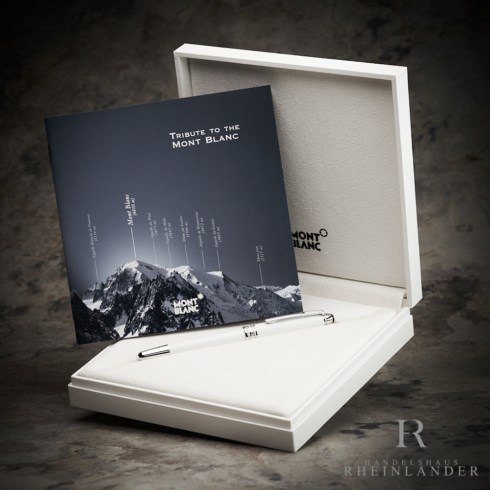 offene helle Verpackung mit Service Guide des Tribute to the Mont Blanc Classique Rollerballs vor grauem Hintergrund