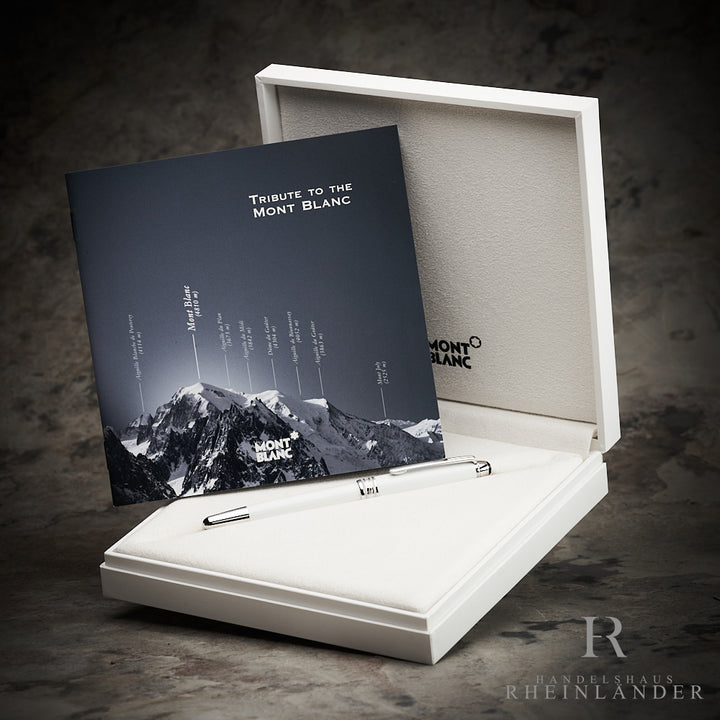 offene helle Verpackung mit Service Guide des Tribute to the Mont Blanc Classique Rollerballs vor grauem Hintergrund