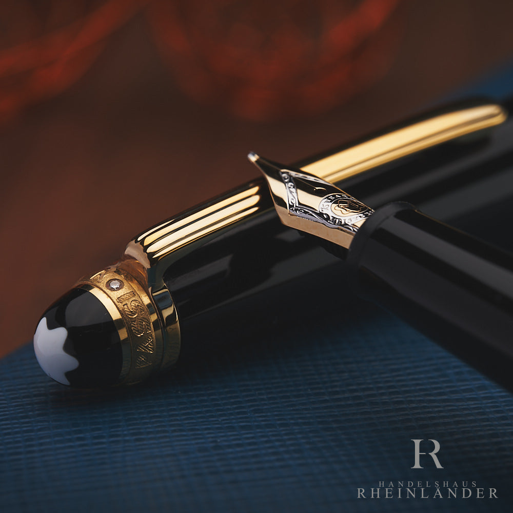 Goldfeder und Kappenkopf mit Diamant der Montblanc Anniversary 75 Year Edition auf blauen Leder angelegt