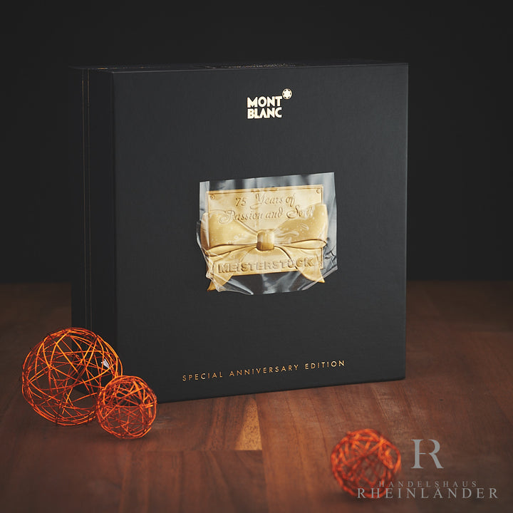 Originalverpackung der Montblanc Anniversary Kollektion auf Holztisch mit Dekoartikeln