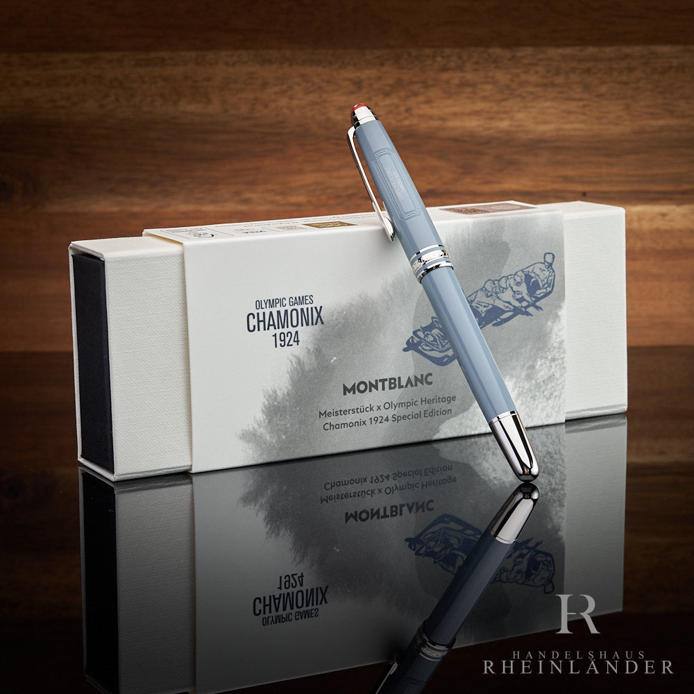 Montblanc Chamonix Rollerball angelehnt an die Originalverpackung vor hölzernem Hintergrund