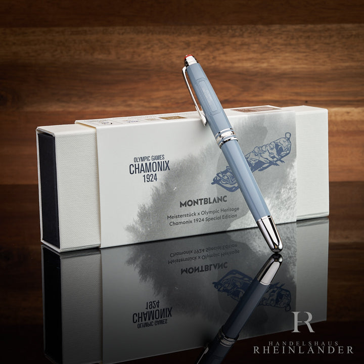 Montblanc Chamonix Rollerball angelehnt an die Originalverpackung vor hölzernem Hintergrund