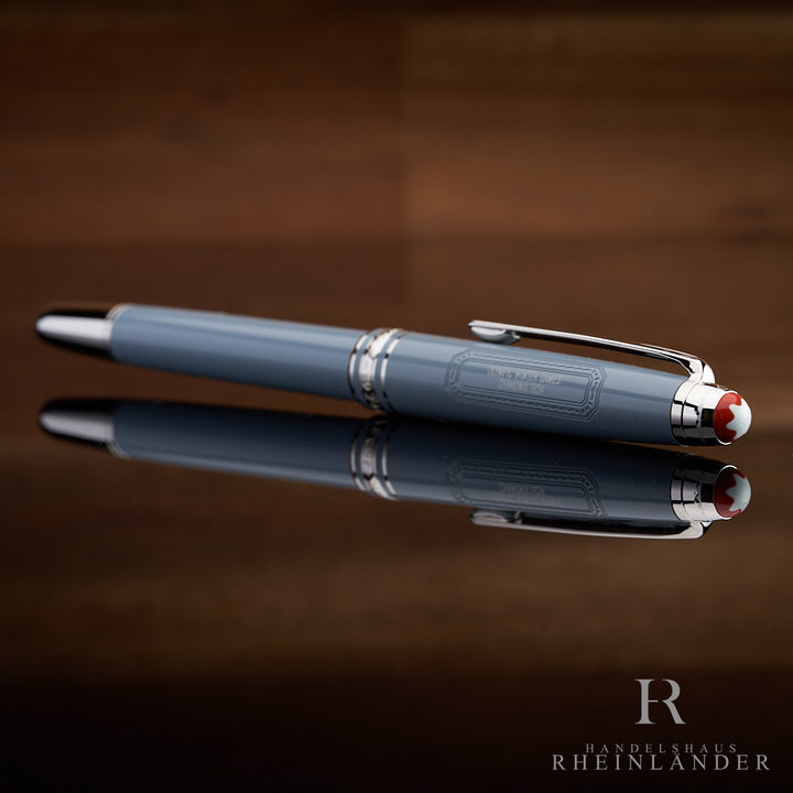 Montblanc Chamonix Rollerball liegend mit der Kappe voran vor hölzernem Hintergrund