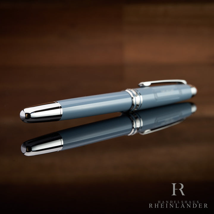 Montblanc Chamonix Rollerball liegend mit dem Konusende voran vor hölzernem Hintergrund