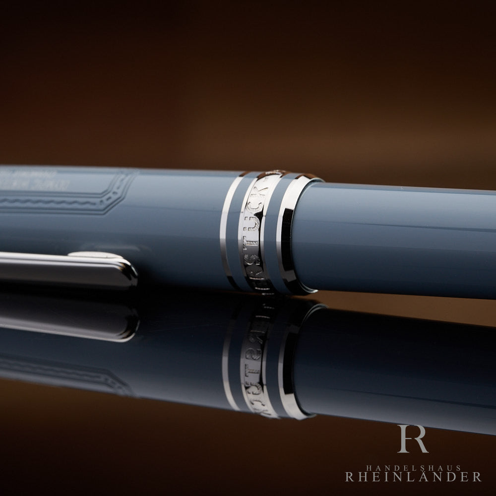 Detailaufnahme des Montblanc Chamonix Rollerball mit dem Übergang von Kappe zum Schaft mit Gravur
