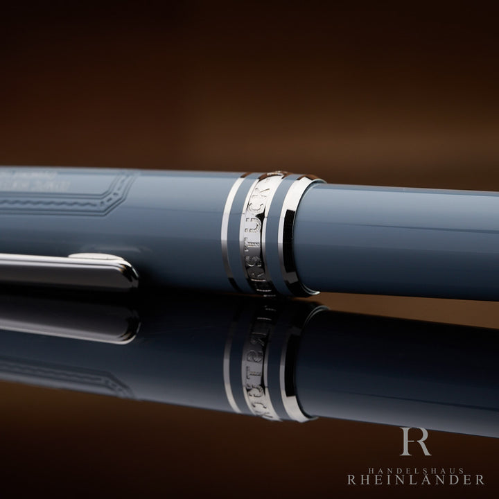 Detailaufnahme des Montblanc Chamonix Rollerball mit dem Übergang von Kappe zum Schaft mit Gravur