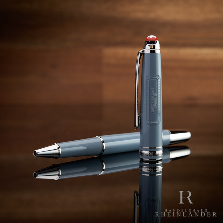 Montblanc Chamonix Rollerball in grau offen mit stehender Kappe vor hölzernem Hintergrund