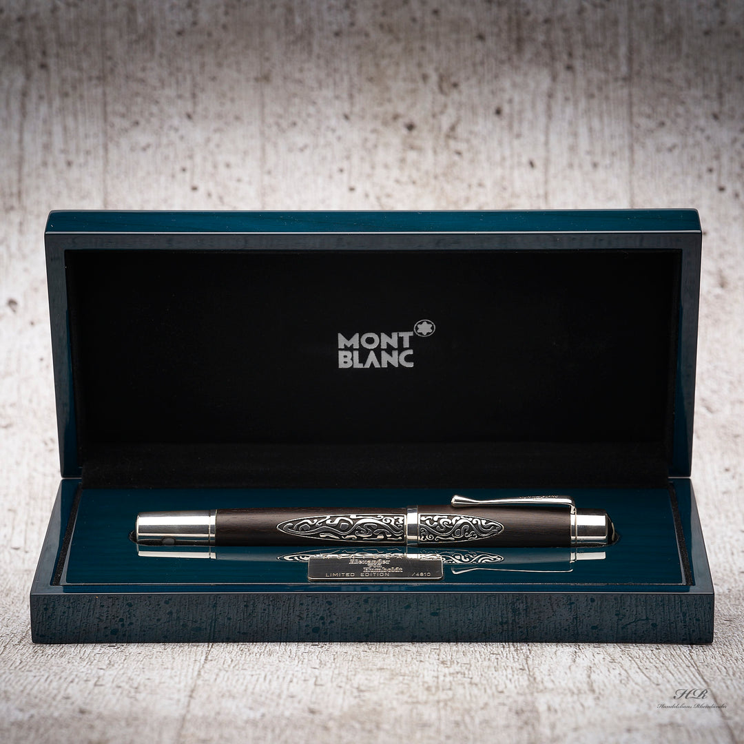 Humboldt Füller von Montblanc aus Holz mit silbernen Beschlägen und Details in edler Originalverpackung liegend