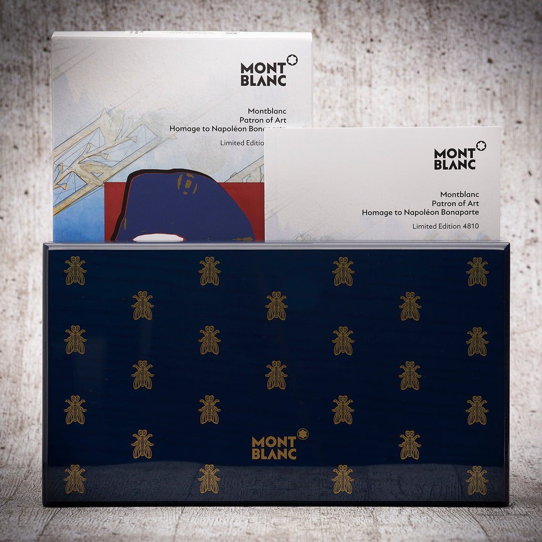 Originalverpackung des Patron of Art Napoleon 4810 Füllfederhalters stehend vor grauem Hintergrund