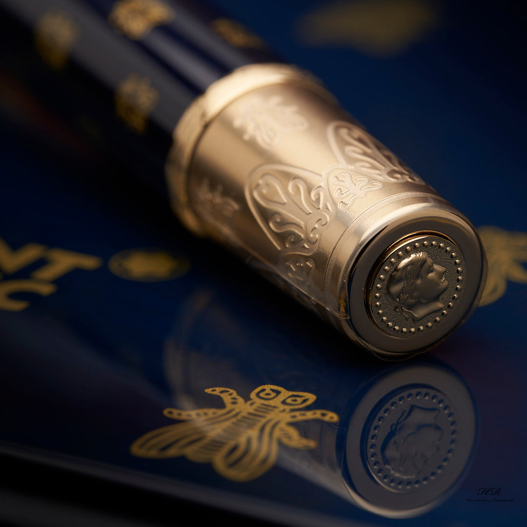 Goldenes Schaftende des Montblanc Napoleon 4810 Füllfederhalters mit Gravuren auf blauen Untergrund