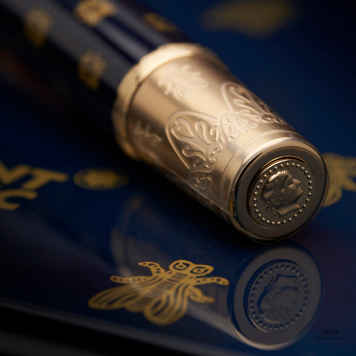 Goldenes Schaftende des Montblanc Napoleon 4810 Füllfederhalters mit Gravuren auf blauen Untergrund