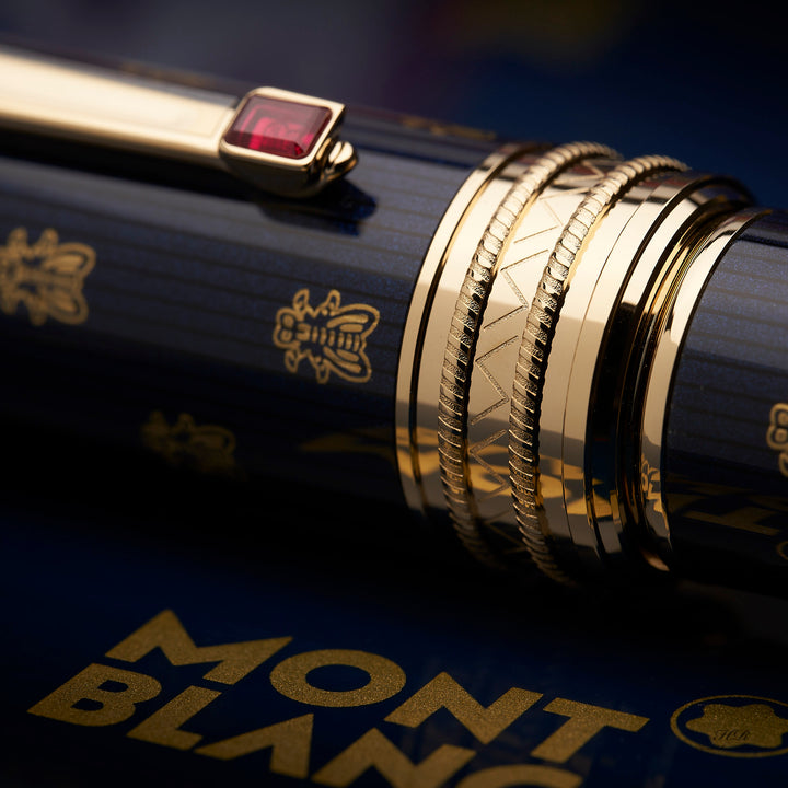 Nahaufnahme der Kappenringe mit Gravuren und rotem Edelstein auf dem Clip gefasst