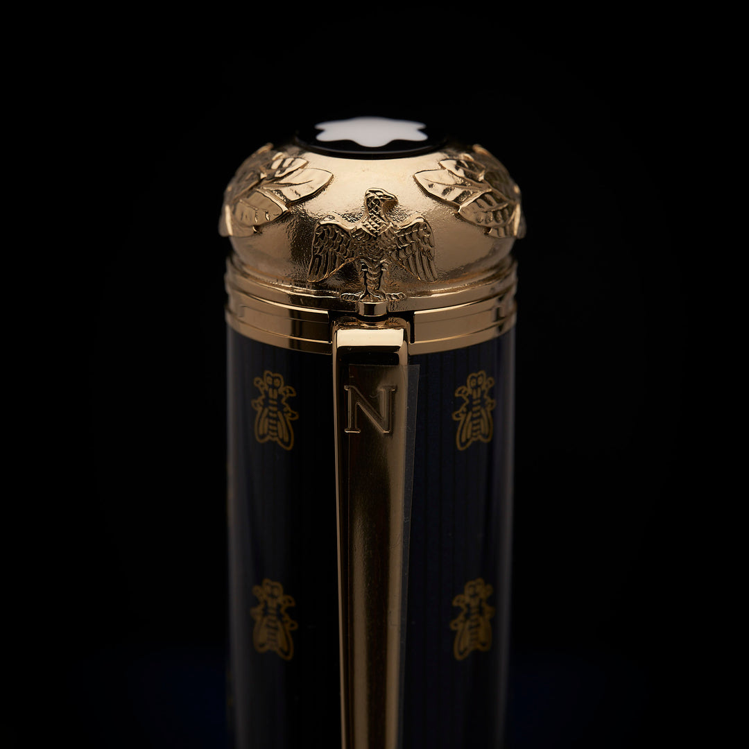 Kappenkopf des Napoleon 4810 Füllfederhalters mit Adler-Emblem und Initiale Napoleons auf dem Clip