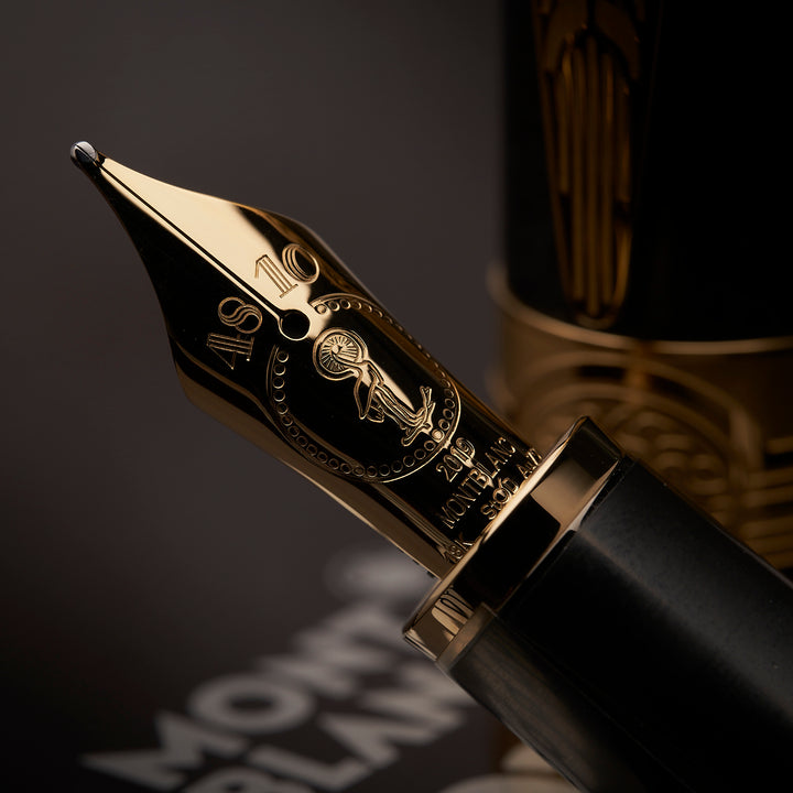 Detail der Federgravur auf dem Montblanc Hadrian 4810 Füllfederhalter