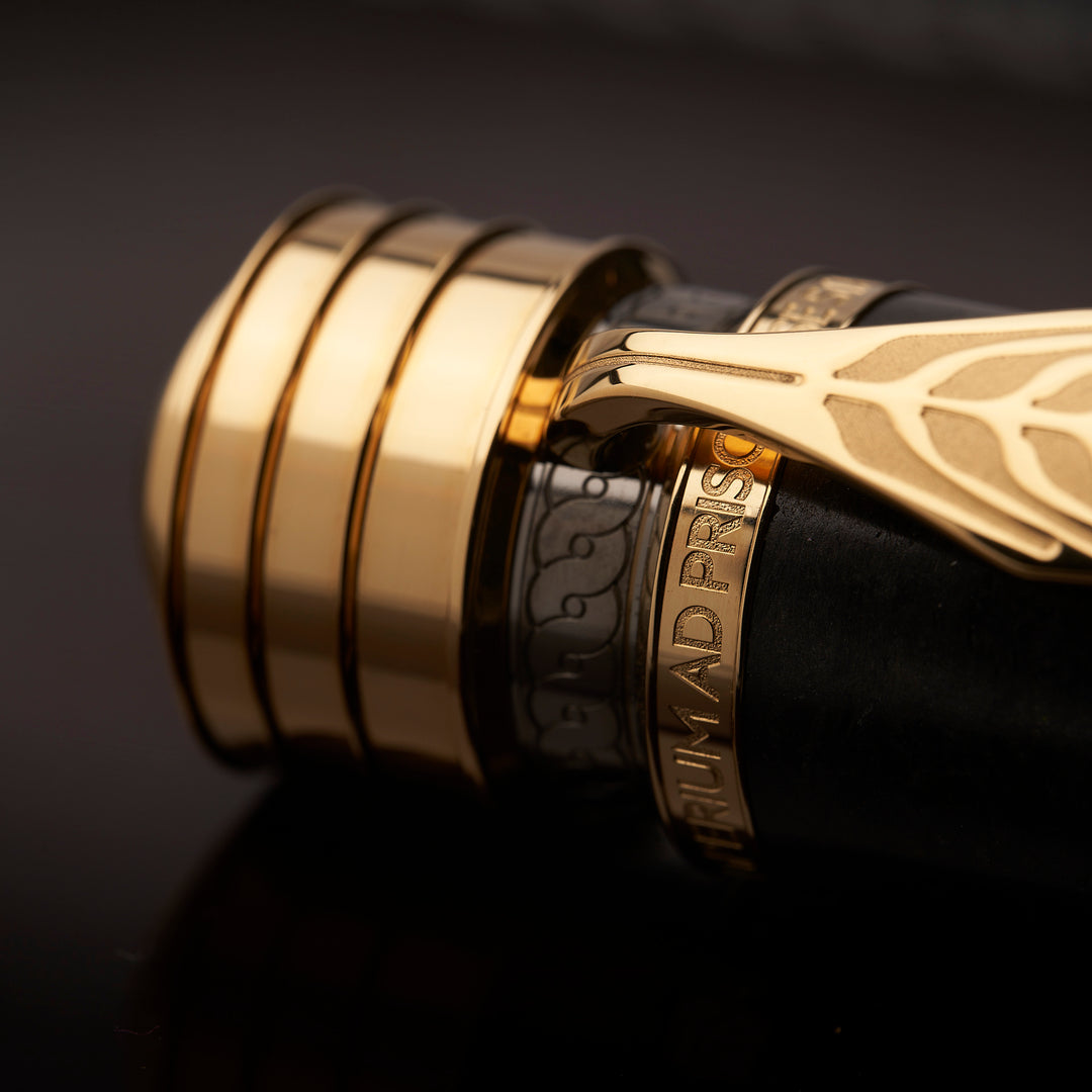 Gravuren auf dem Kappenkopf des Montblanc Hadrian 4810 Füllers mit Latein und Mustern