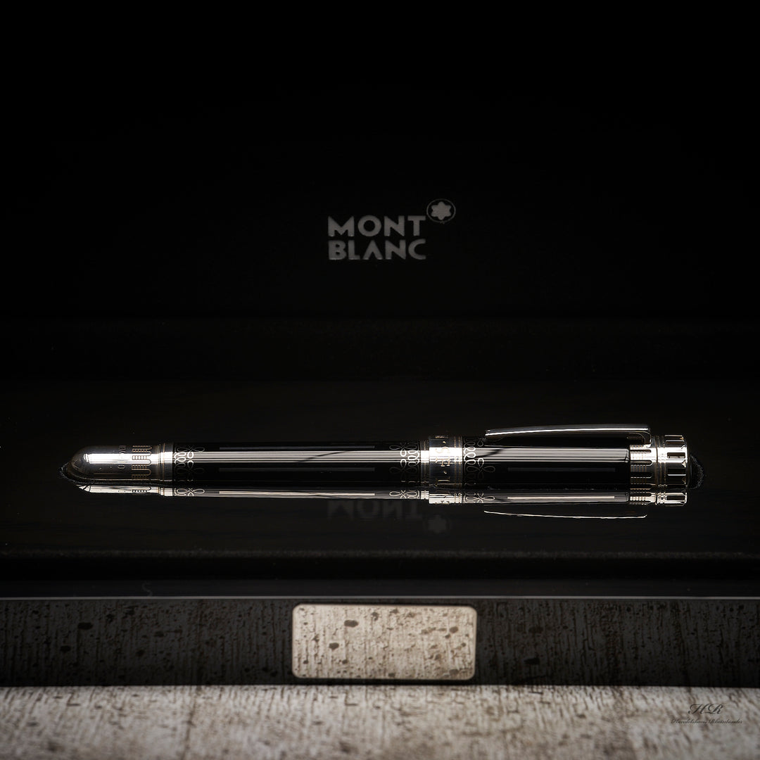 Schwarzer Füller von Montblanc mit silbernen Beschlägen liegend in edler, schwarzer Schatulle