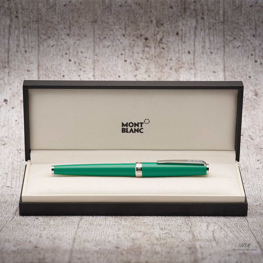 Heller, grüner PIX Rollerball mit silbernen Beschlägen in offener Montblanc Box liegend 