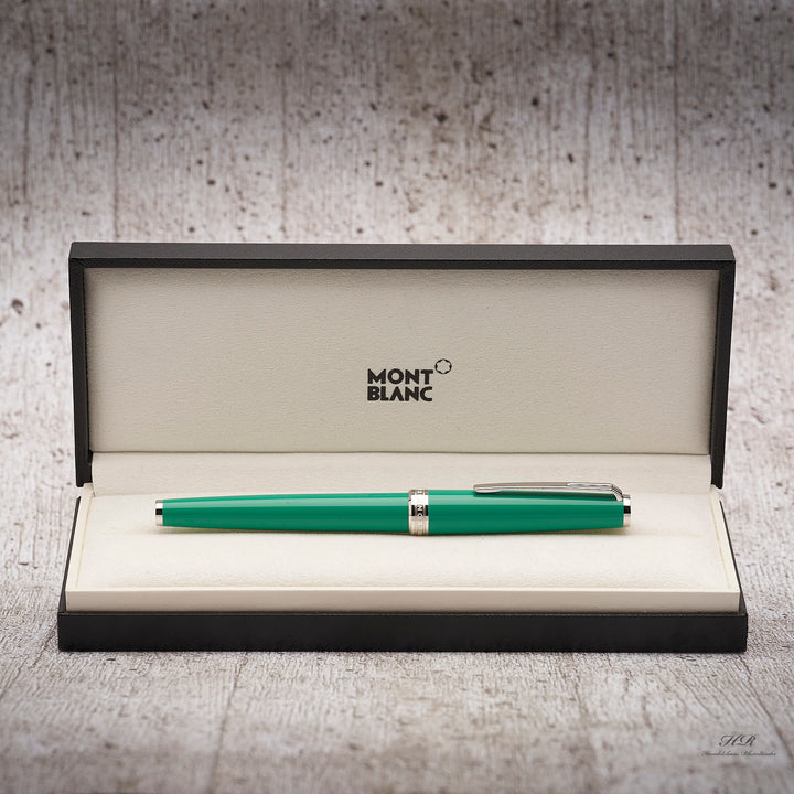 Heller, grüner PIX Rollerball mit silbernen Beschlägen in offener Montblanc Box liegend 