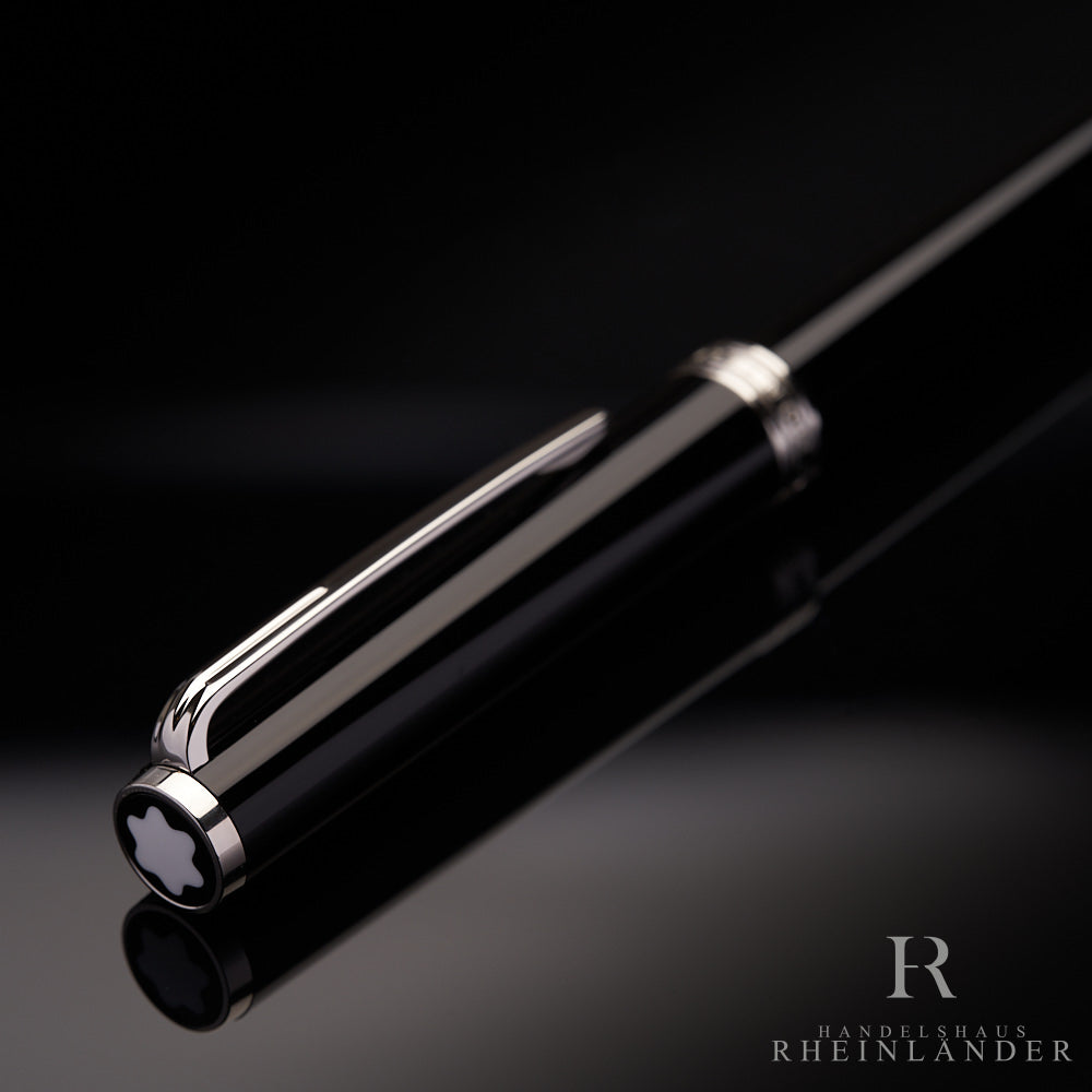 Schwarzer Kugelschreiber von Montblanc mit silbernem Clip und Details, von oben fotografiert