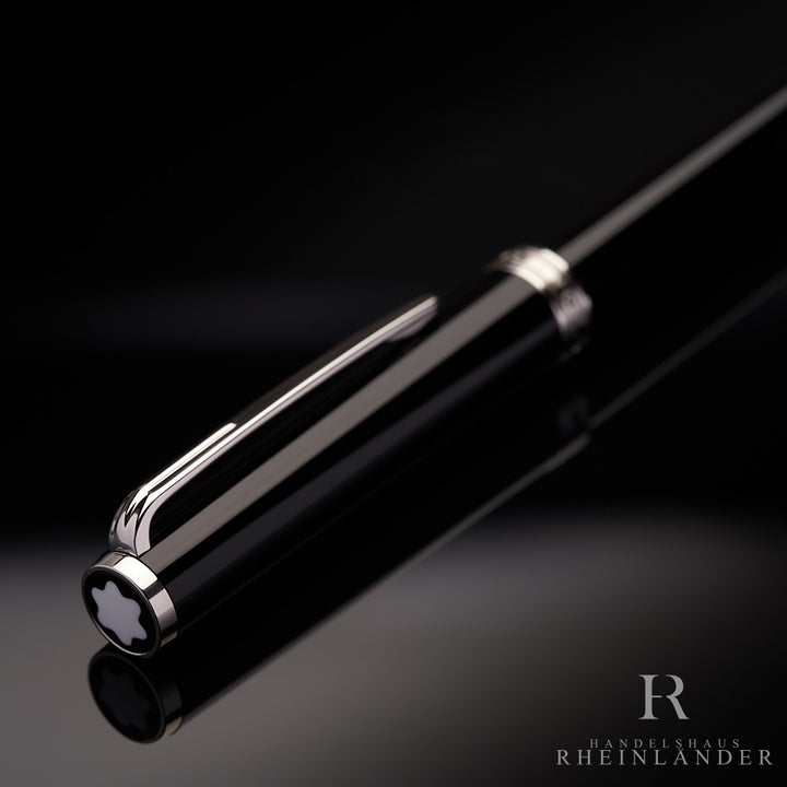 Schwarzer Kugelschreiber von Montblanc mit silbernem Clip und Details, von oben fotografiert