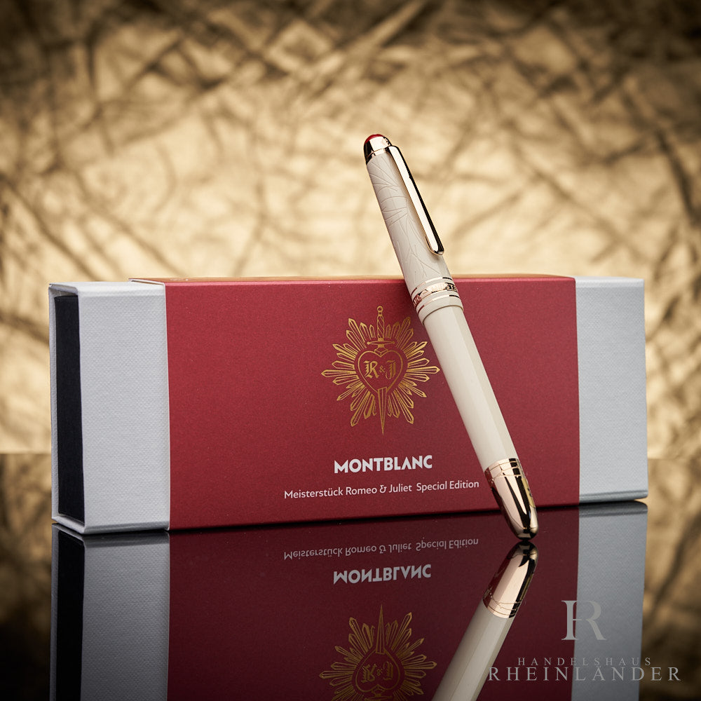 Originalverpackung mit Montblanc Romeo & Juliet Füllfederhalter angelehnt vor goldenem HIntergrund