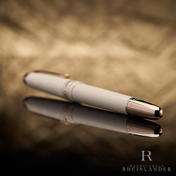 goldener Konus des beigen Montblanc Romeo & Juliet Füllfederhalters liegend vor goldenem Hintergrund mit Reflektion