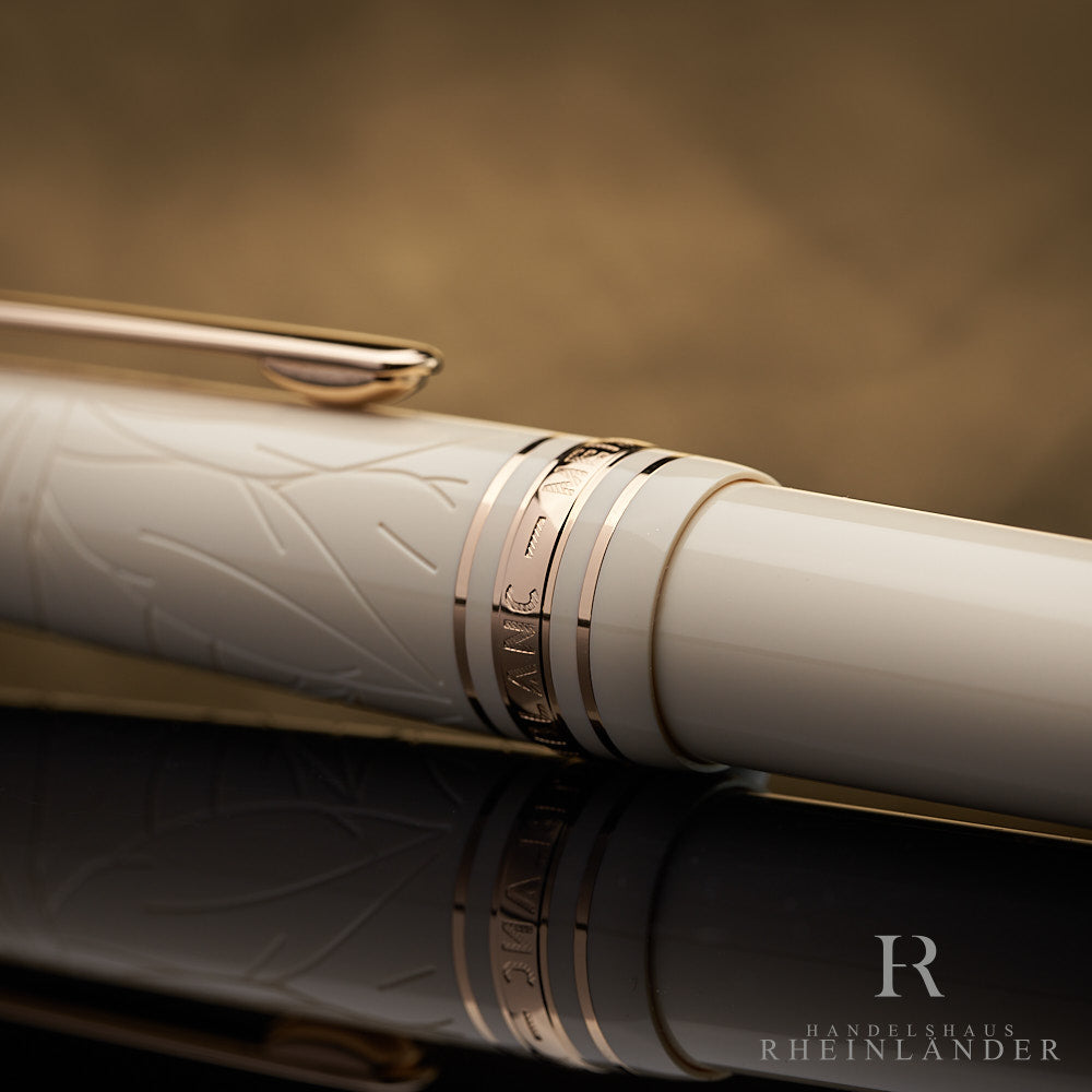Nahaufnahme der goldenen Kappenringe des beigen Montblanc Romeo & Juliet Füllfederhalters mit feinen Gravuren