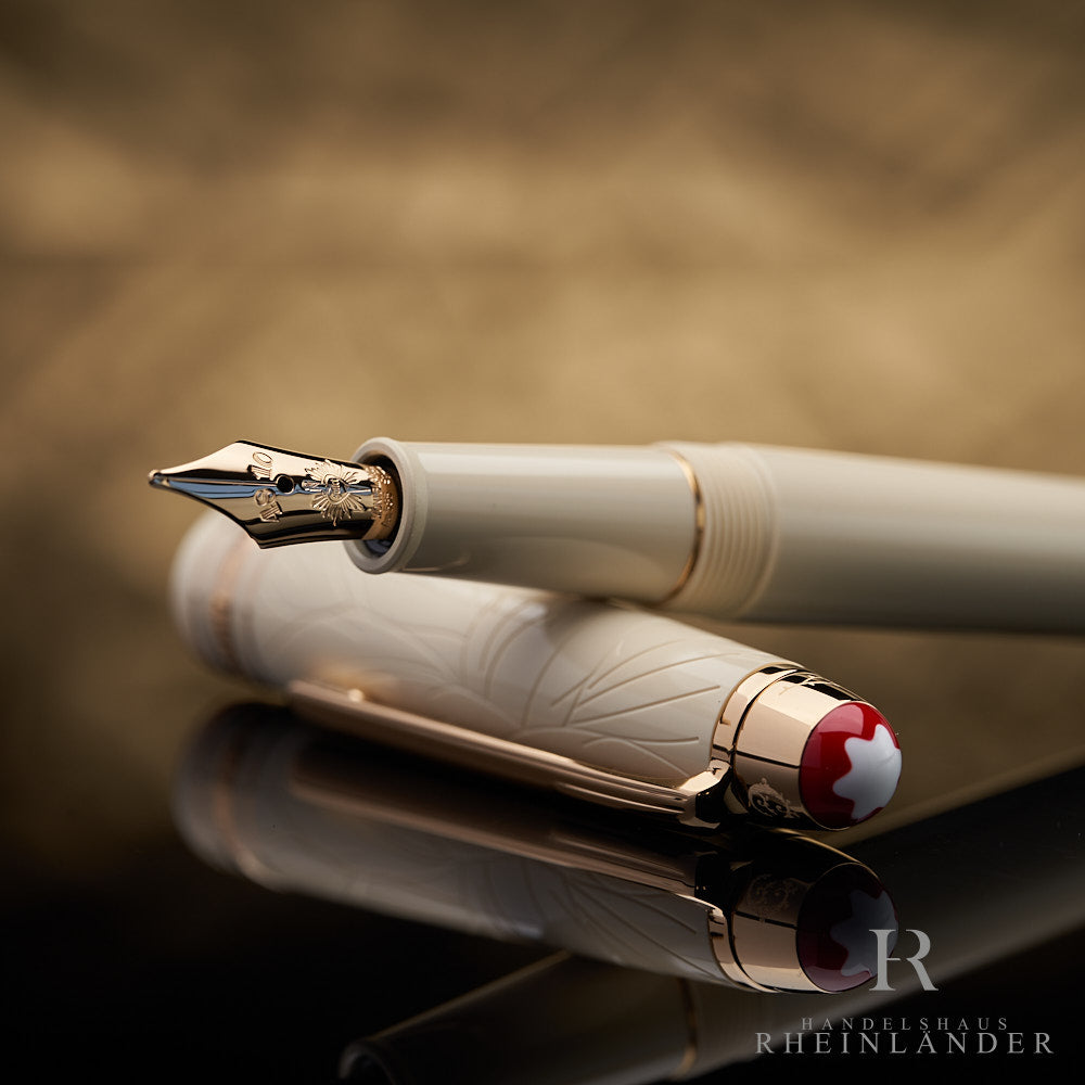 Detailaufnahme der gravierten Feder des Montblanc Romeo & Juliet Füllfederhalters auf der Kappe abgelegt