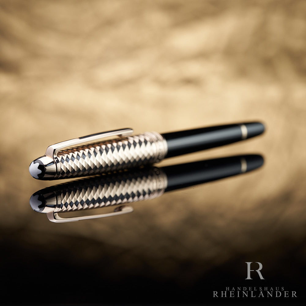 champagnerfarben-vergoldete Kappe mit Montblanc Emblem des Geometric Dimension Doue Rollerball liegend vor goldenem Hintergrund