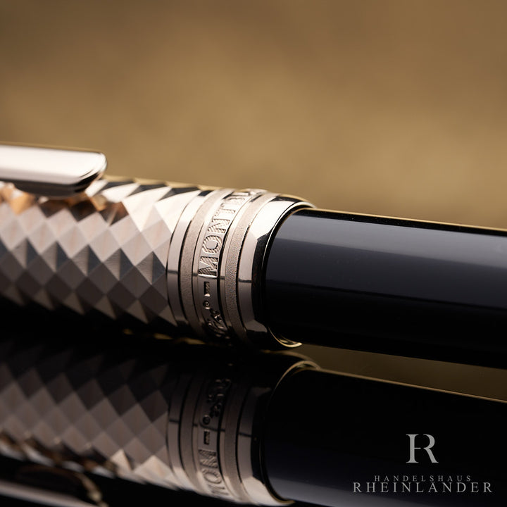 Nahaufnahme der vergoldeten Kappenringe mit Gravuren am Montblanc Geometric Dimension Doue Rollerball