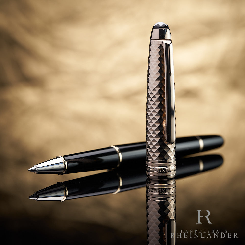 offener Montblanc Geometric Dimension Doue Rollerball mit stehender Kappe vor goldenem Hintergrund