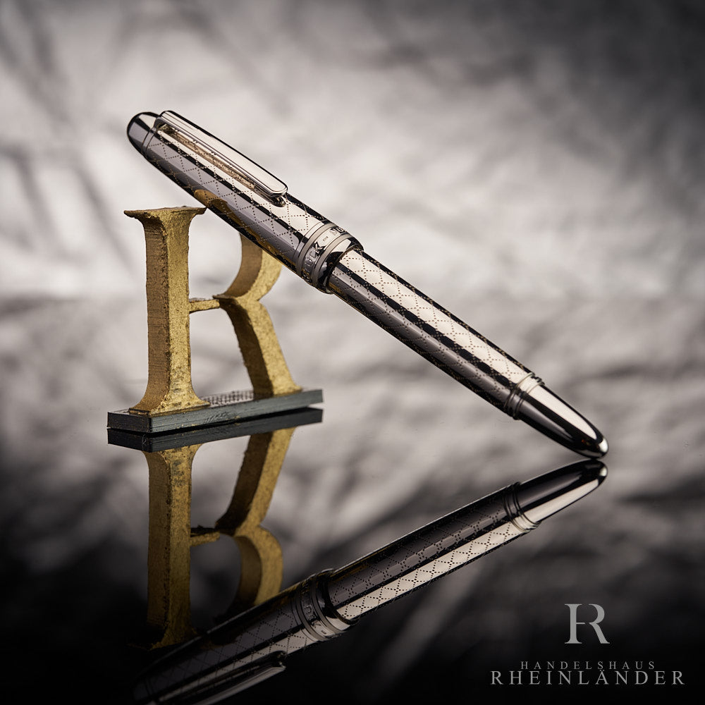 silberner Montblanc Mozart Jewellery Edition Rollerball an das Handelshaus Rheinländer Logo angelehnt vor silbernem Hintergrund