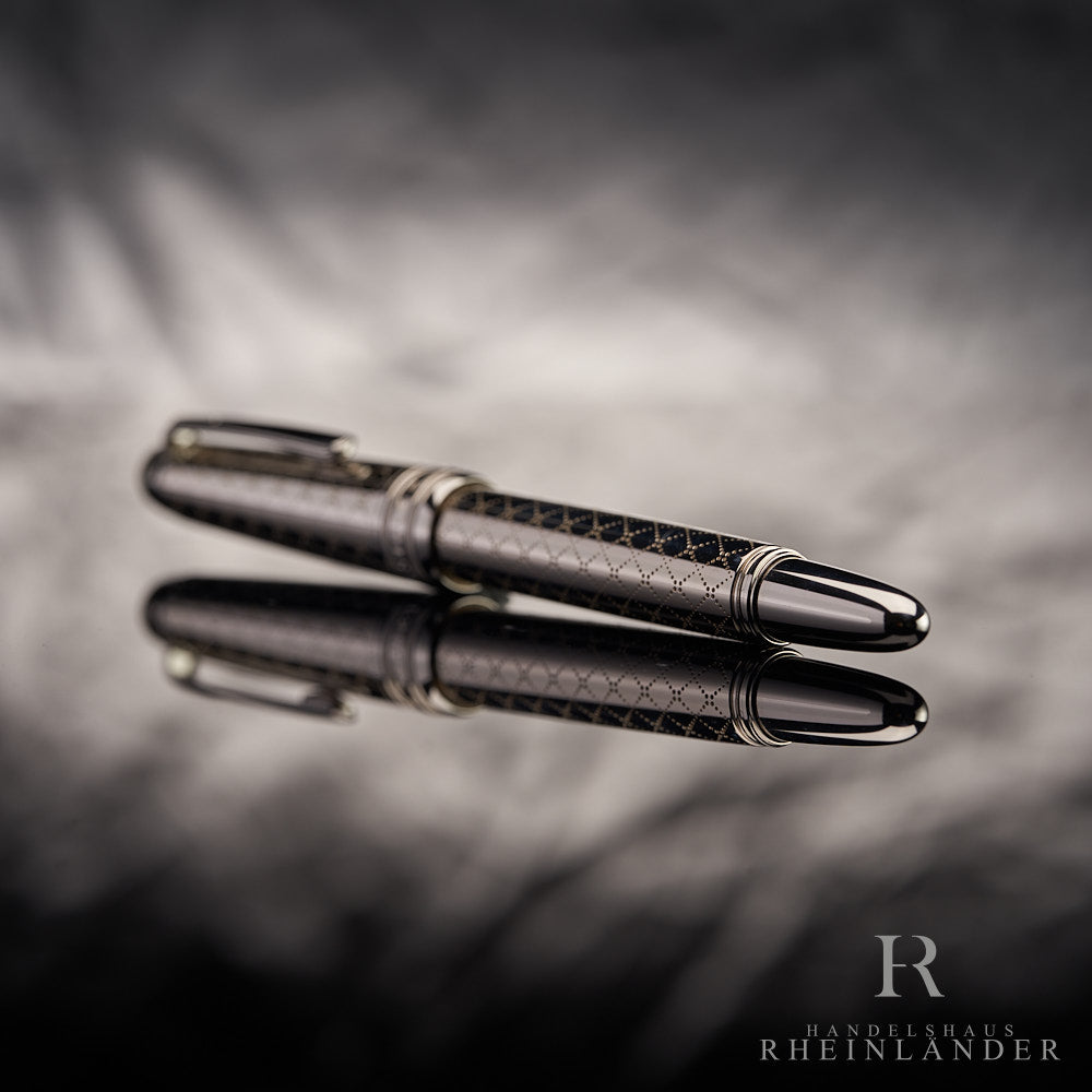 silberner Konus am Montblanc Mozart Jewellery Edition Rollerball vor silbernem Hintergrund liegend