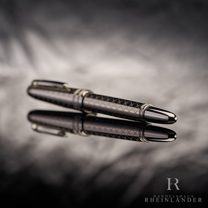 silberner Konus am Montblanc Mozart Jewellery Edition Rollerball vor silbernem Hintergrund liegend